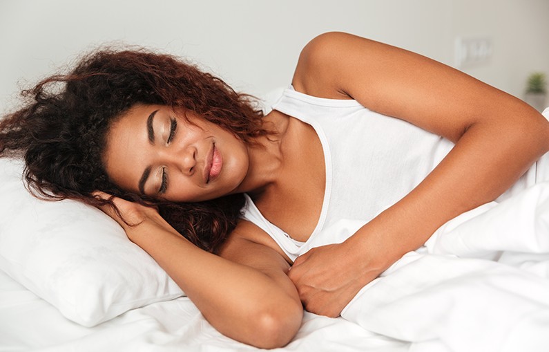 Você sabia: dormir do lado esquerdo melhora os sintomas de refluxo.